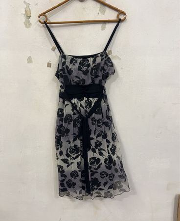 Schwarz-graues Kleid mit Rosenmuster