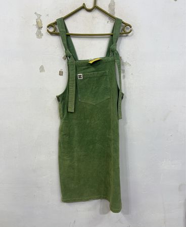 Grünes Cord-Latzkleid