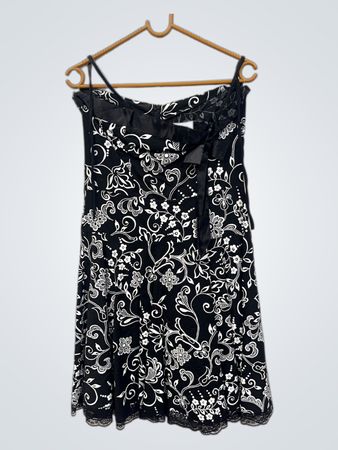 Schwarz-weißes Kleid mit Blumenmuster