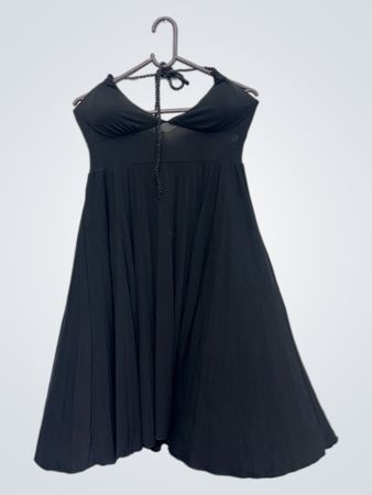 Schwarzes Neckholder-Kleid mit Falten
