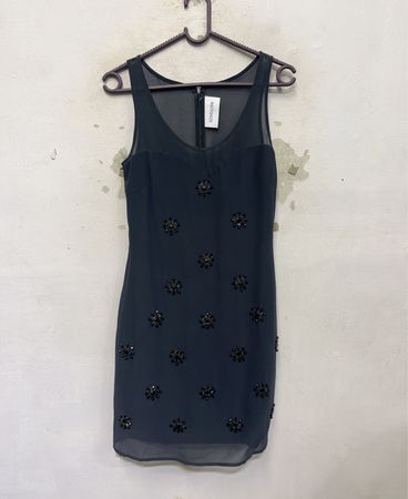 Schwarzes ärmelloses Paillettenbesetztes Kleid