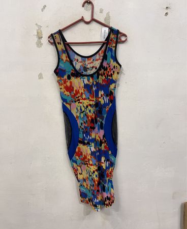 Ärmelloses Kleid mit abstraktem Muster