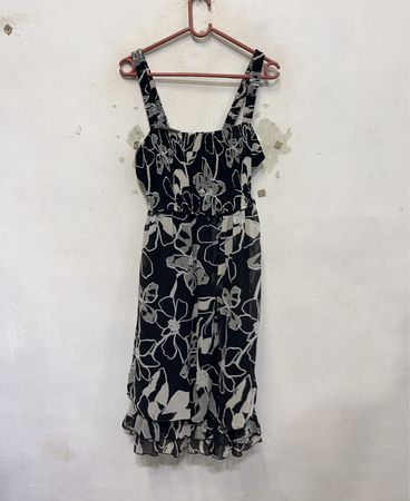 Schwarz-weiß geblümtes Kleid mit Rüschen