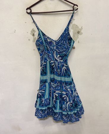 Blaues Paisley-Kleid mit Perlenverzierung