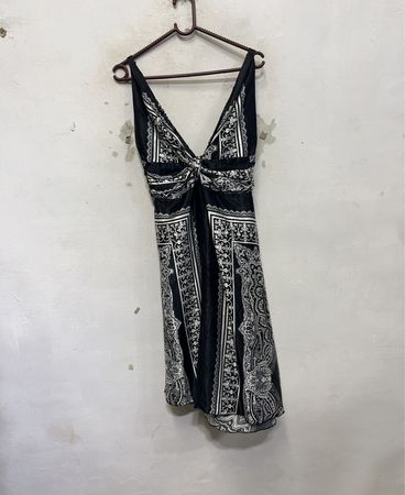 QED LONDON Schwarz-weiß gemustertes Kleid