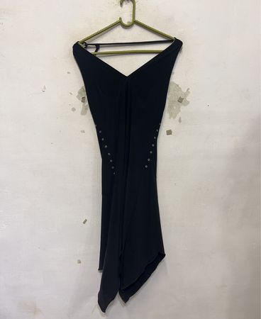 Schwarzes asymmetrisches Kleid mit Ösen