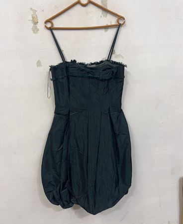 Dunkelgrünes Kleid mit Blasen-Saum