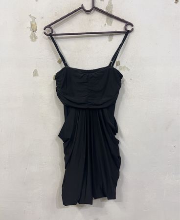 Schwarzes gerafftes Spaghettiträger-Kleid