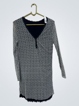 Langarmkleid mit geometrischem Muster und Spitzenbesatz