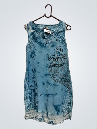 Tredy Blue Batik-Kleid mit „Be True to Yourself“-Grafik