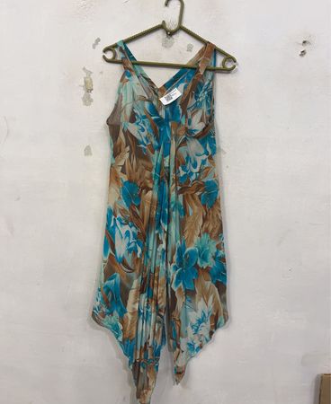 Blaues und braunes Blumenmuster, asymmetrisches Kleid
