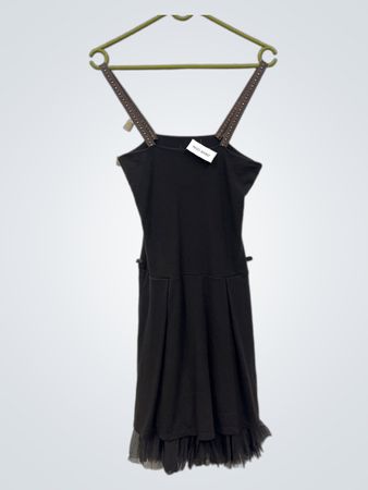 Schwarzes Kleid mit verzierten Trägern