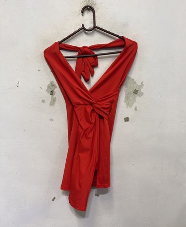 Rotes Neckholder-Oberteil mit Schnürung am Rücken