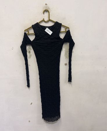 Schwarzes Cold-Shoulder-Kleid mit Raffung