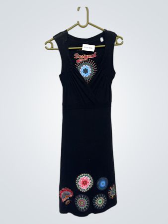 Desigual schwarzes ärmelloses Kleid mit Blumenverzierungen