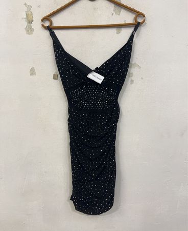 Schwarzes gerafftes Kleid mit Strasssteinen