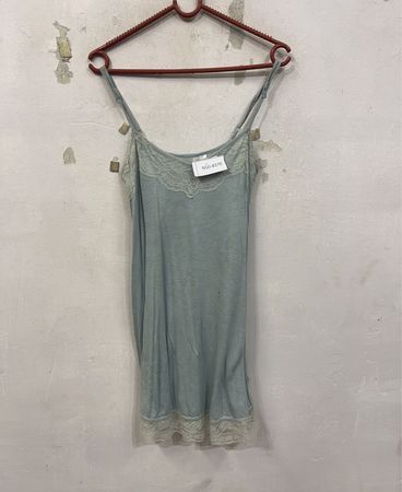 Hellblaues Slipkleid mit Spitzenbesatz