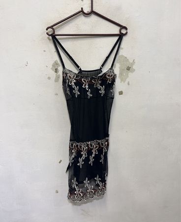 Schwarzes transparentes Babydoll mit Blumenstickerei