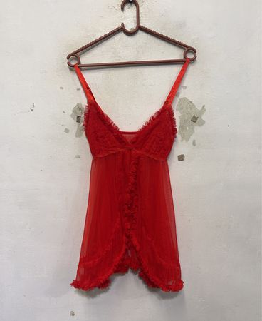 Rotes Tüll-Babydoll mit Rüschensaum