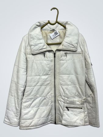 Weiße gesteppte Jacke