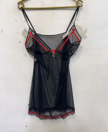 LITTLE KISS Schwarzes Mesh-Babydoll mit roter Einfassung
