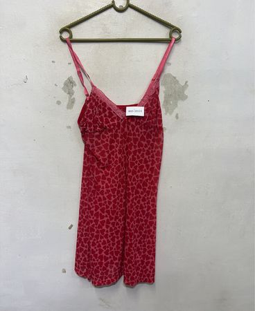 Rotes Trägertop mit rosa Spitzenbesatz und Herzmuster