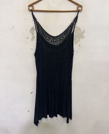 Schwarzes glitzerndes Tanktop mit verziertem Ausschnitt