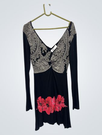Schwarzes Kleid mit Paisley‑Muster und roter Blumenapplikation