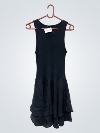 Schwarzes Kleid mit gerafftem Rock