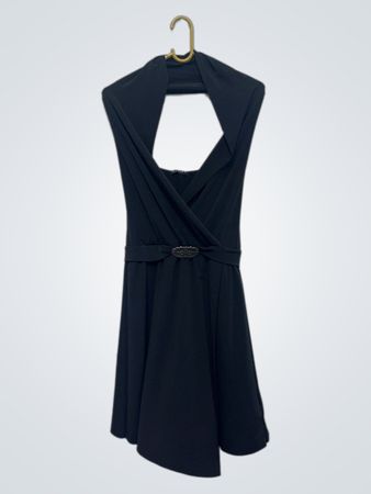 Schwarzes ärmelloses Kleid mit Gürtel