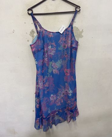 Blaues Slipkleid mit Rüschensaum und Blumenmuster