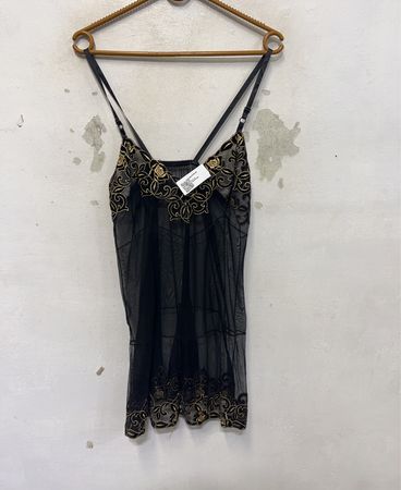 Schwarzes durchsichtiges Chemise mit goldener Blumenstickerei