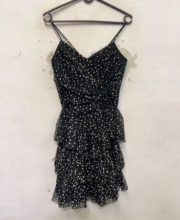 Schwarzes, getuftetes Mini-Kleid mit Punkten und Stufenrock sowie Spaghettiträgern