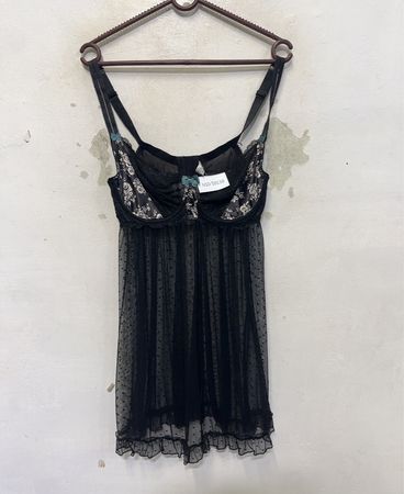 Schwarzes Spitzen-Babydoll mit Tupfen und floral bedruckten Cups