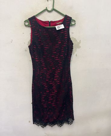 orsay schwarzes und rotes Spitzenkleid