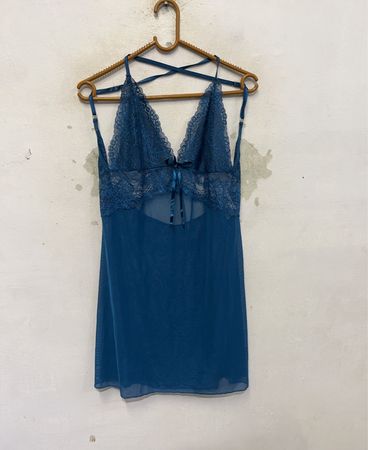 Spitzenchemise mit blauer Borte und Banddetail
