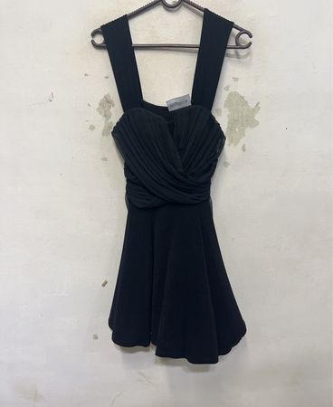 Schwarzes Kleid mit Bindegürtel und gerafftem Oberteil