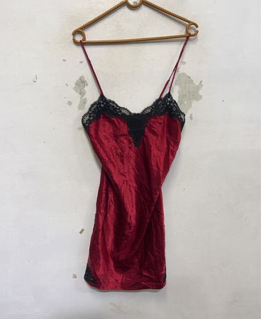 Rotes Slipkleid mit schwarzer Spitzenverzierung