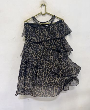 Damenkleid mit Leopardenmuster und Rüschen