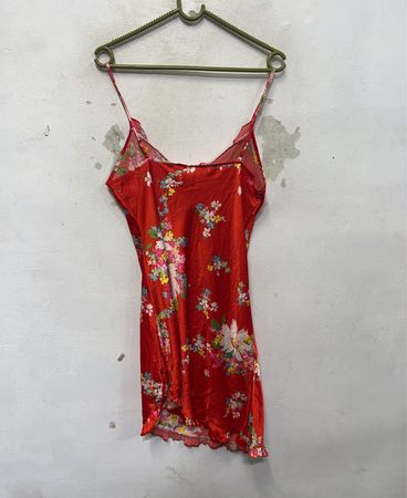 Rotes Blumenmuster-Spaghettiträgerkleid