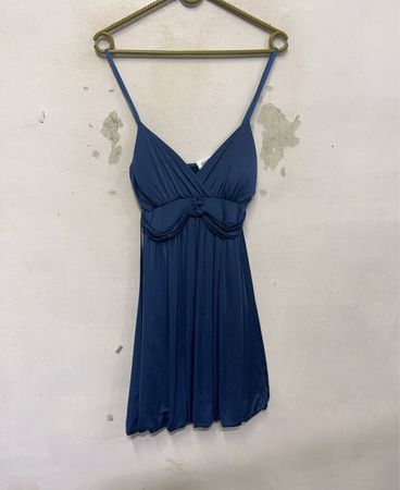 Blaues Camikleid mit Bindendetail