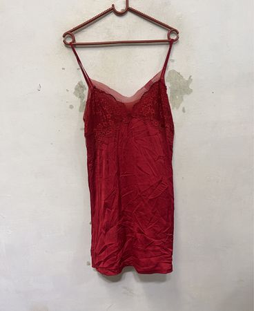 Rotes Spitzenbesatz-Slipkleid