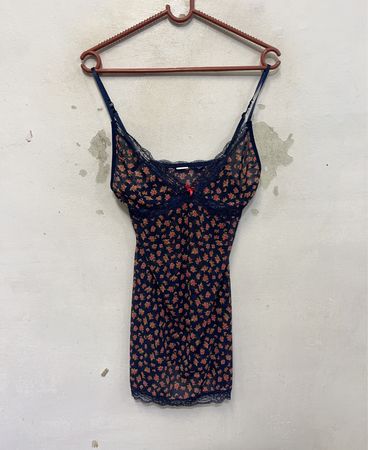 Marineblaues Spitzensaum-Hemdchen mit Blumenmuster