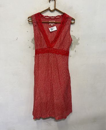 Rotes gepunktetes Kleid mit Spitzenbesatz