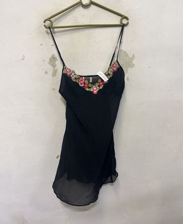 Schwarzes Top mit floraler Stickerei