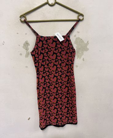 Schwarzes Kleid mit durchgehendem rosa- und orangefarbenem Herzmuster