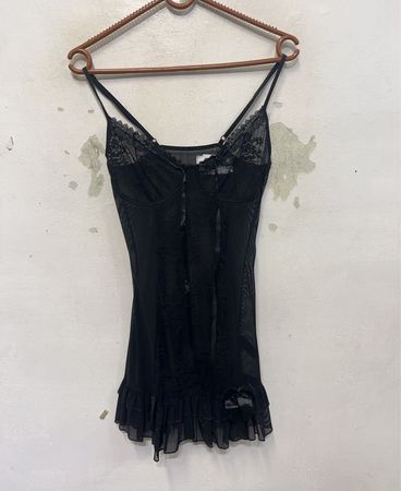 Schwarzes Slipkleid mit Spitzenbesatz