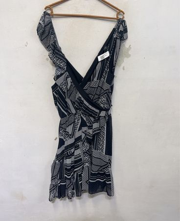 MOHITO COLLECTION Schwarzes und weißes gemustertes Volantkleid