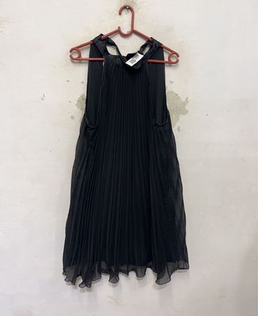 Schwarzes plissiertes Neckholder-Oberteil