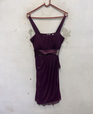 Lila gerafftes Kleid mit verzierter Taille